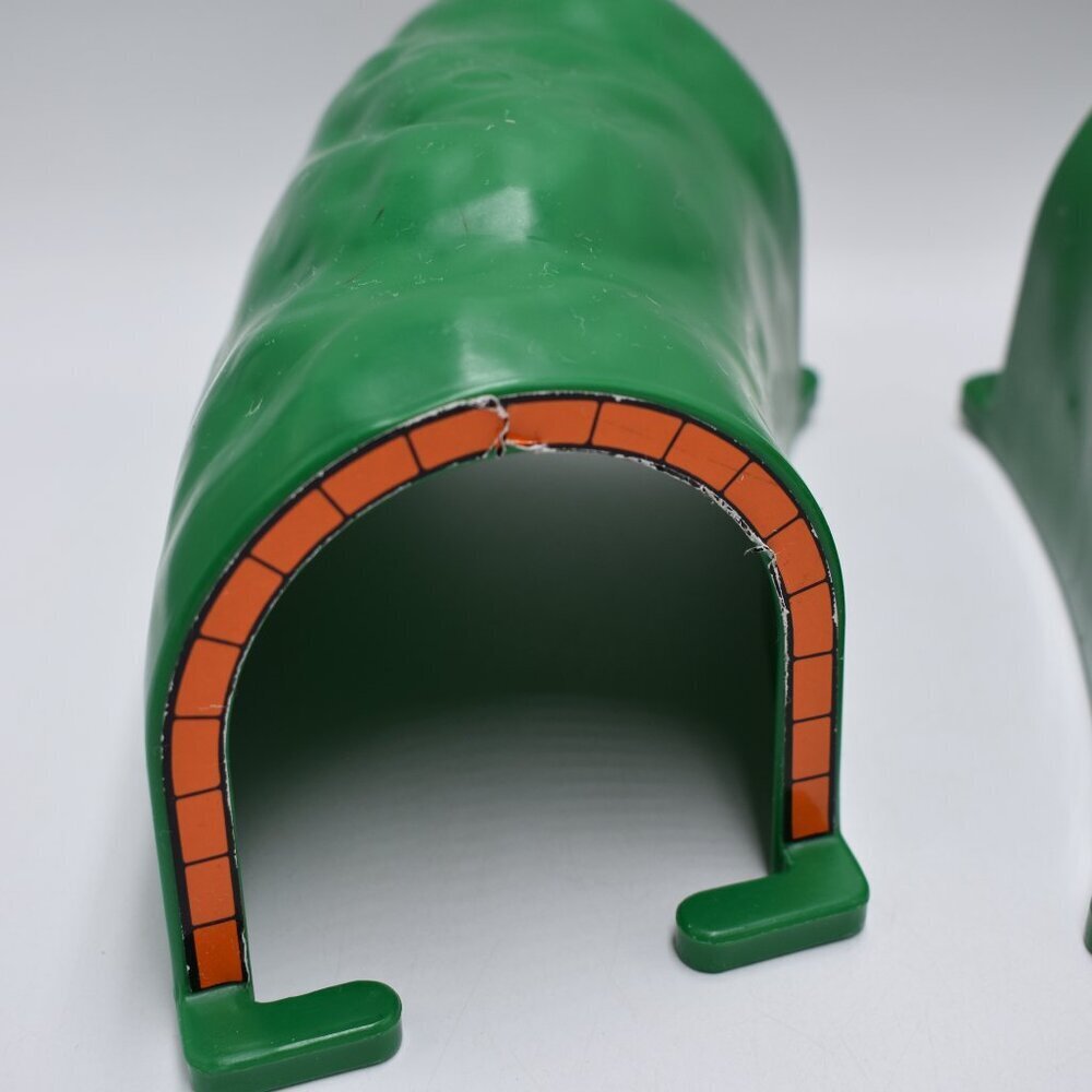 Tomy Thomas and Friends Trackmaster Train x 2 Curved Green Mountain Tunnel 2001 - Picture 3 of 11